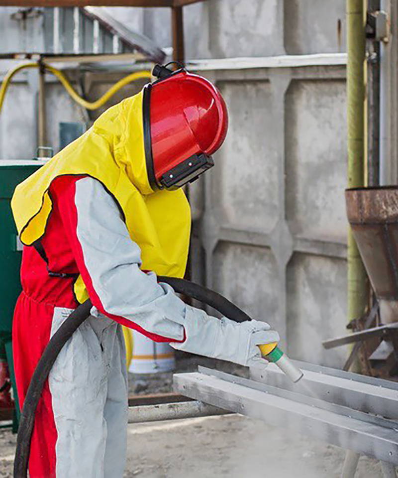 pracovnik-pieskovanie